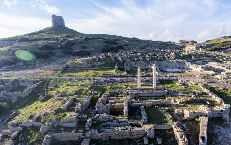 Tharros, sito archeologico situato a pochi chilometri dalla struttura dell'affittacamere La Casetta.